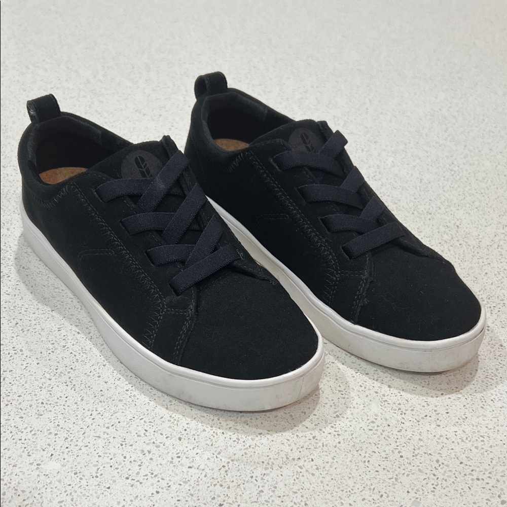 REVITALIGN Black Sneakers